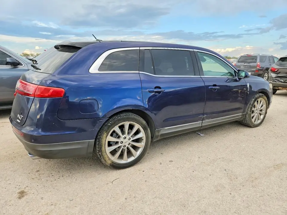 2011 LINCOLN MKT   