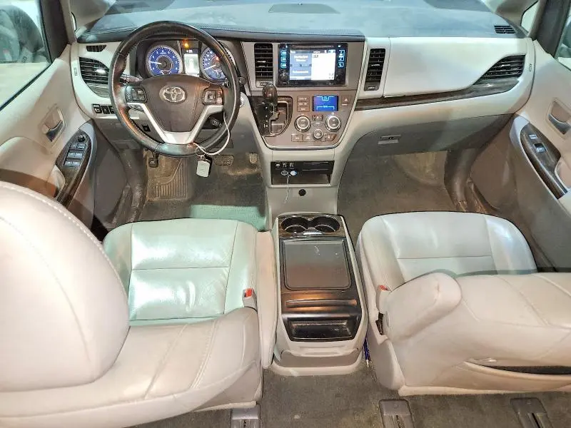 2017 TOYOTA SIENNA XLE  