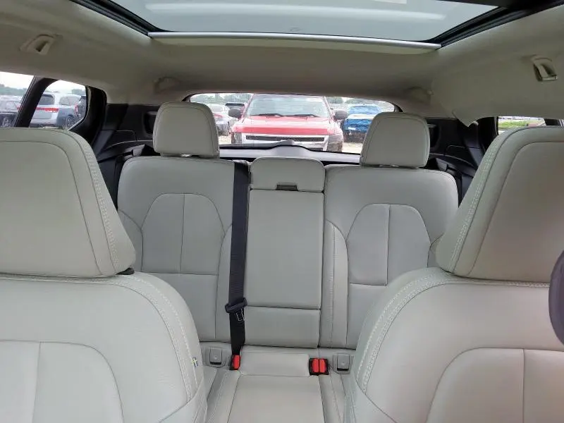 2021 VOLVO XC40 T5 MOMENTUM  