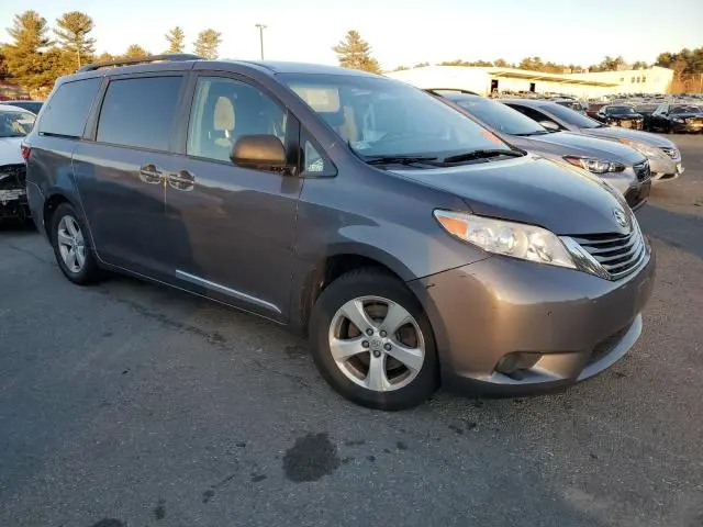2017 TOYOTA SIENNA LE  