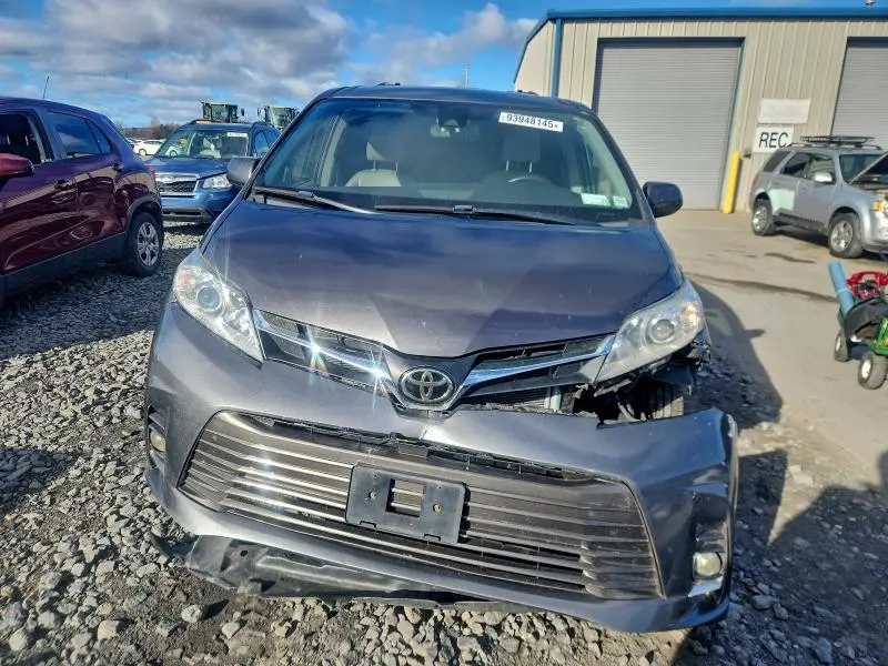 2018 TOYOTA SIENNA XLE  