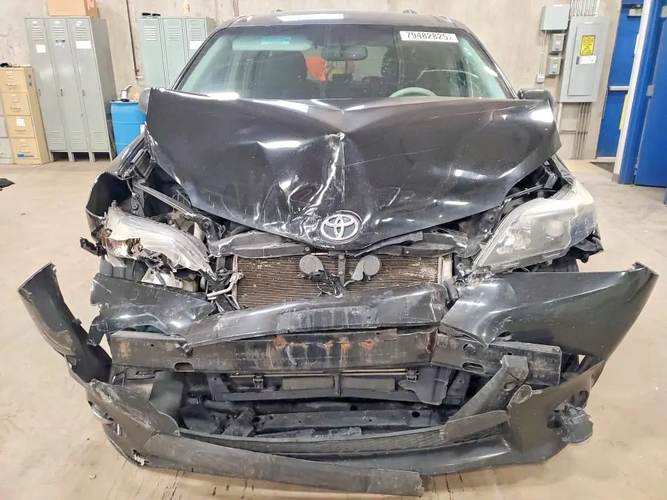 2012 TOYOTA SIENNA SE 8-PASSENGER  