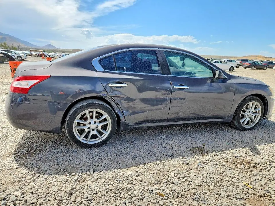 2010 NISSAN MAXIMA S  