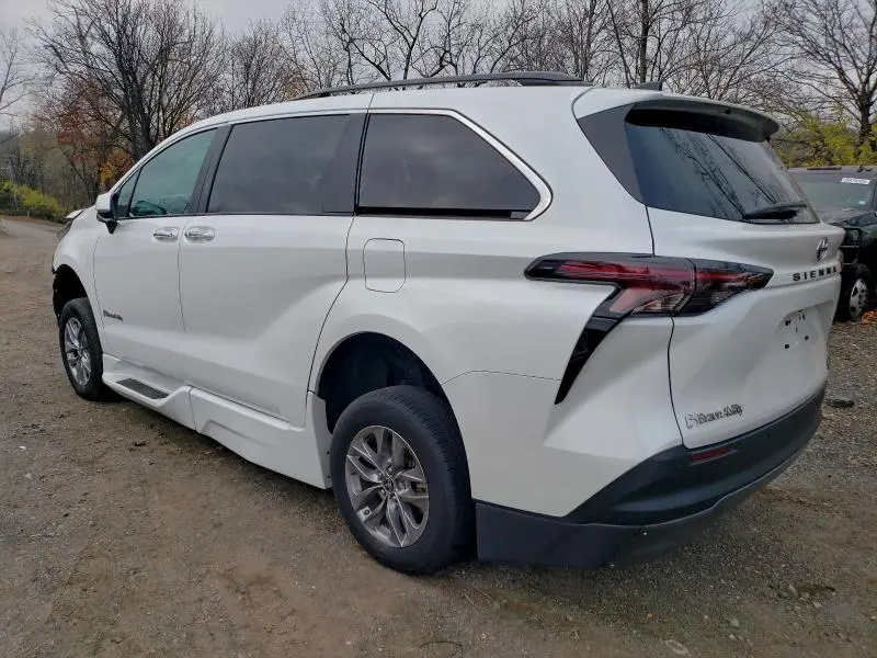 2023 TOYOTA SIENNA XLE  
