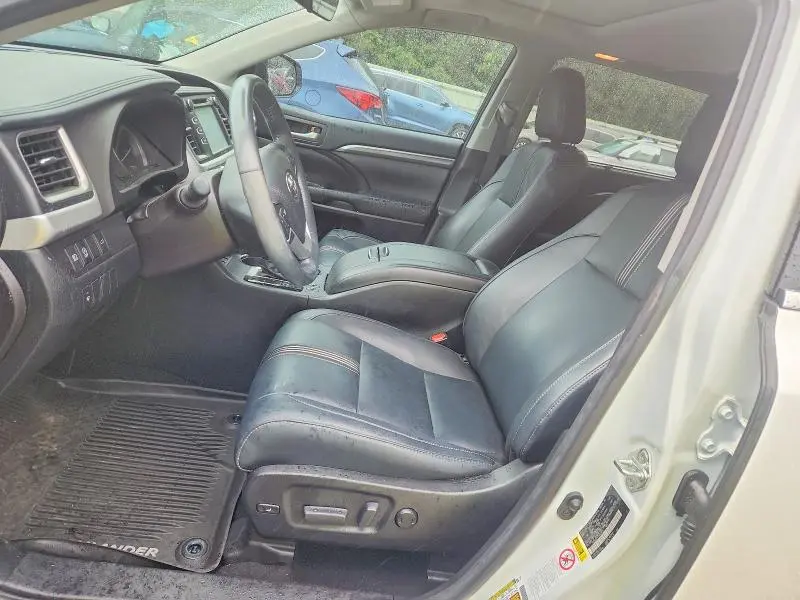 2018 TOYOTA HIGHLANDER SE  