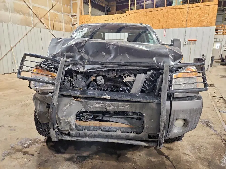 2010 NISSAN TITAN SE  