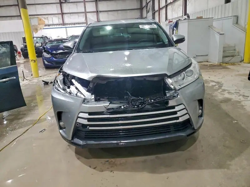 2017 TOYOTA HIGHLANDER LE  