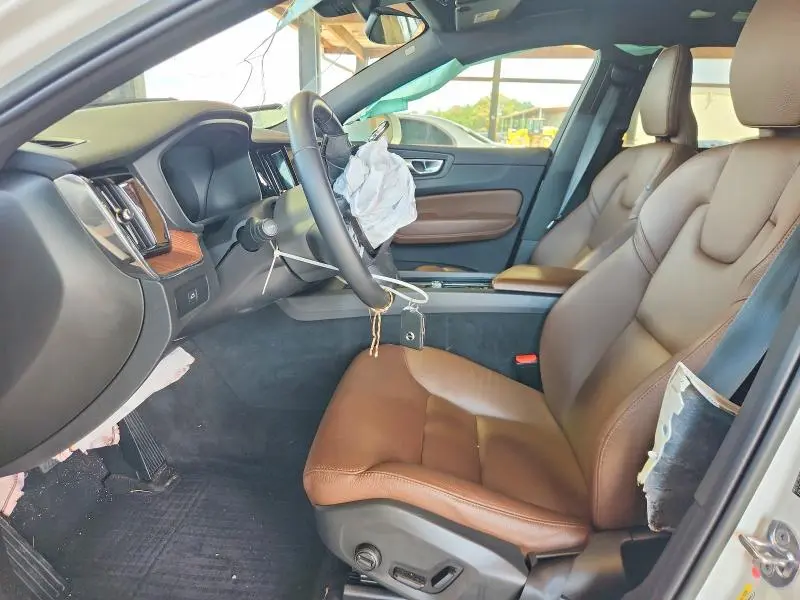 2023 VOLVO XC60 PLUS  
