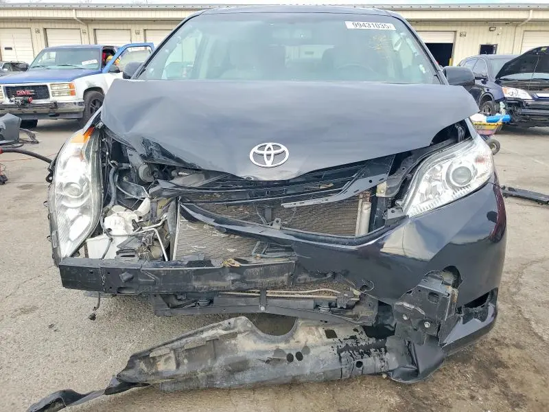 2017 TOYOTA SIENNA XLE  