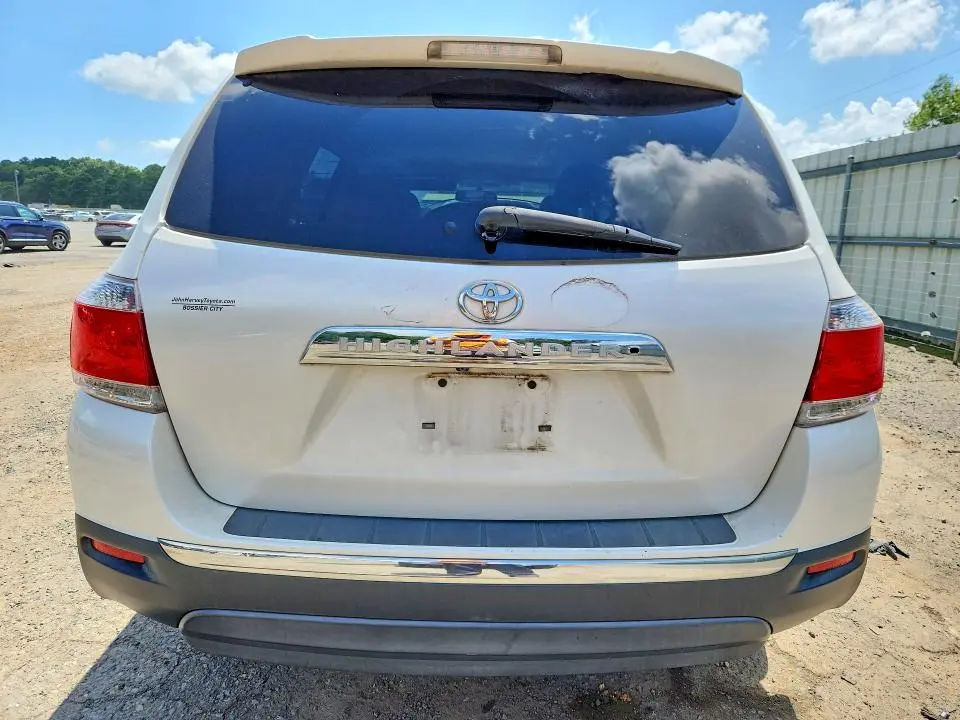 2011 TOYOTA HIGHLANDER SE  