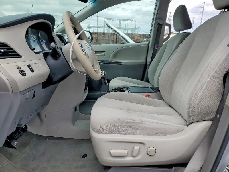 2014 TOYOTA SIENNA LE  