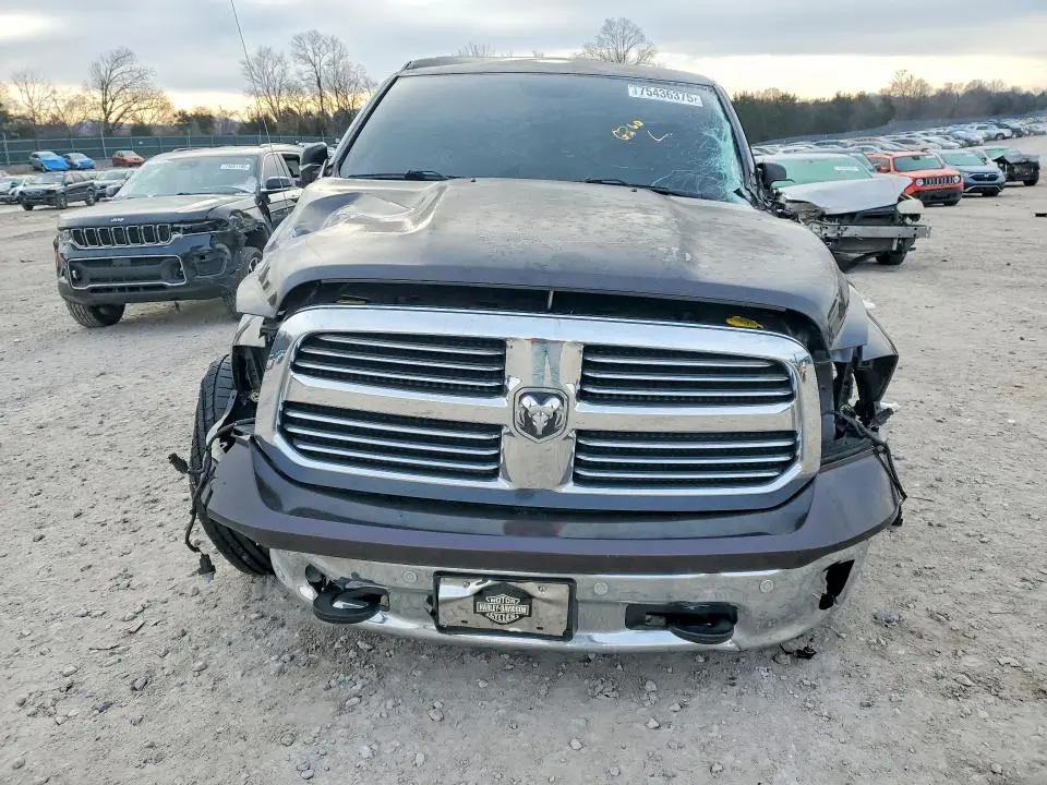 2016 RAM 1500 SLT  