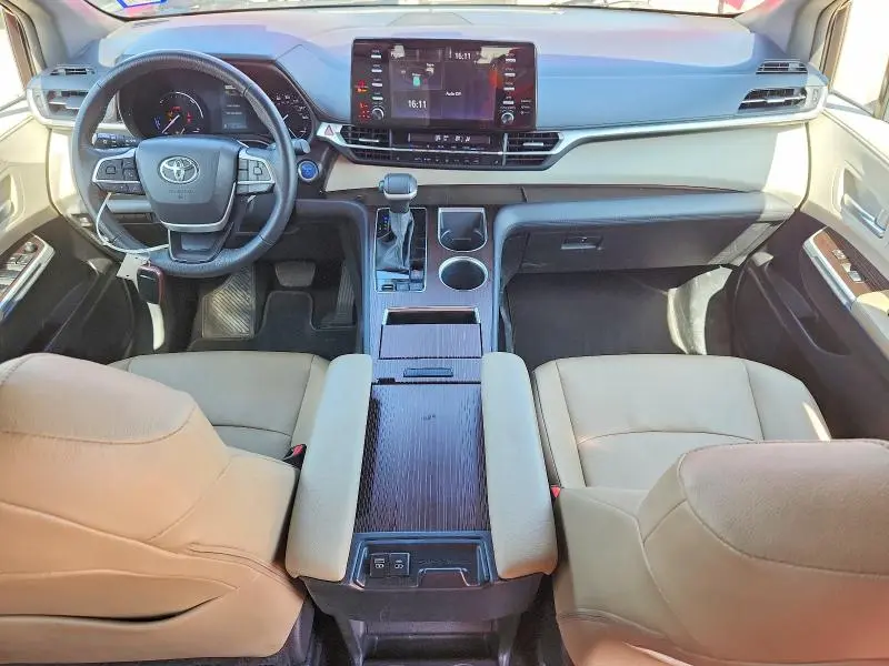 2023 TOYOTA SIENNA XLE  