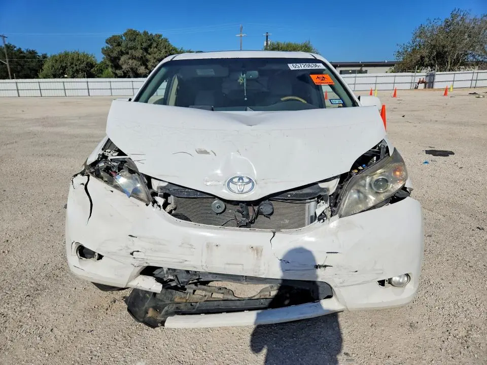 2014 TOYOTA SIENNA XLE 8-PASSENGER  