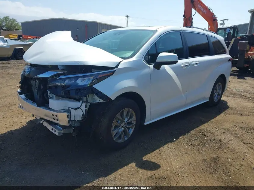 2025 TOYOTA SIENNA XLE