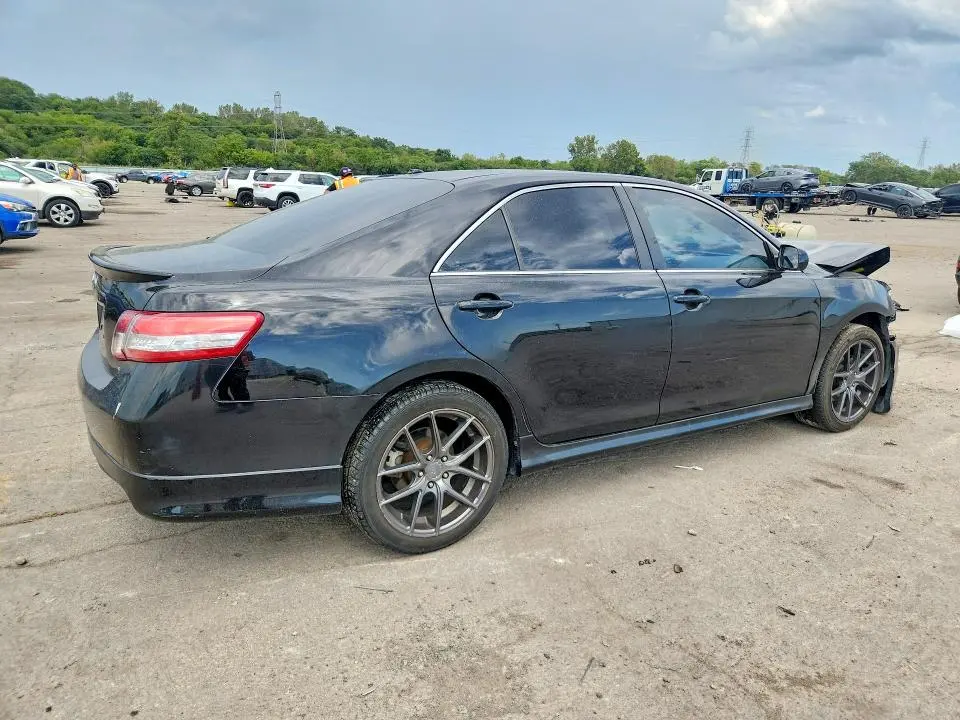 2011 TOYOTA CAMRY SE  