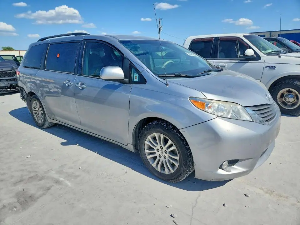 2013 TOYOTA SIENNA XLE 8-PASSENGER  