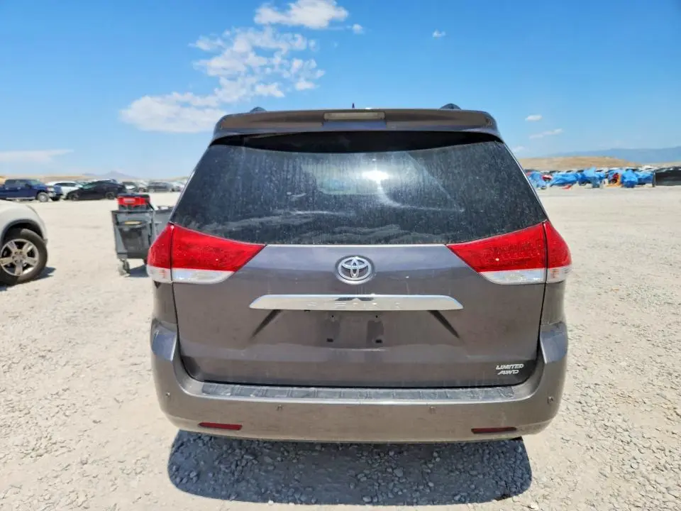 2011 TOYOTA SIENNA LIMITED 7-PASSENGER  