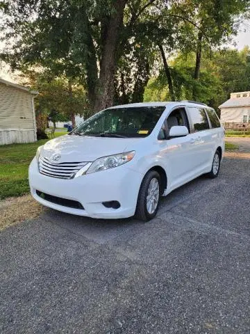 2017 TOYOTA SIENNA LE  