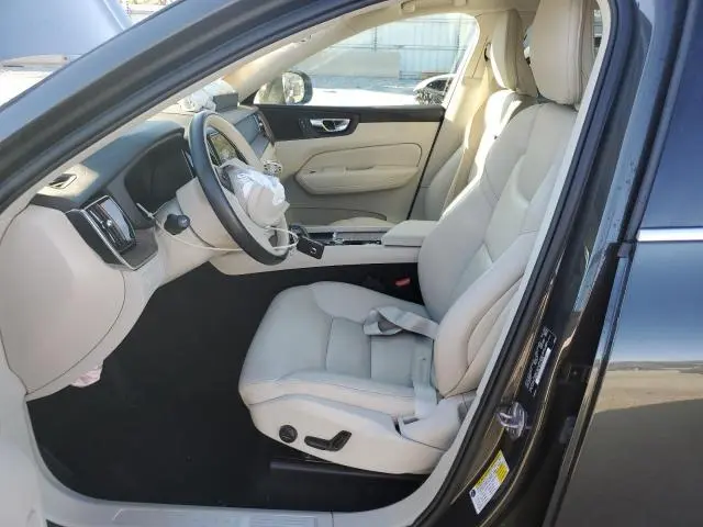 2022 VOLVO XC60 B5 MOMENTUM  