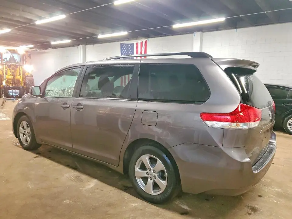 2013 TOYOTA SIENNA LE  