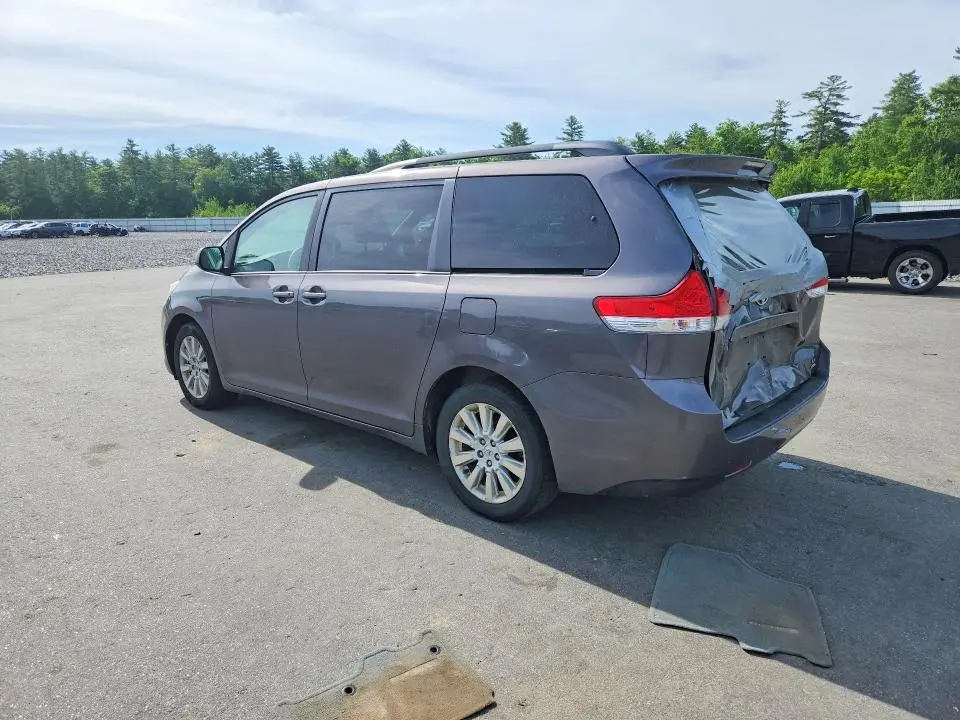 2013 TOYOTA SIENNA LE  