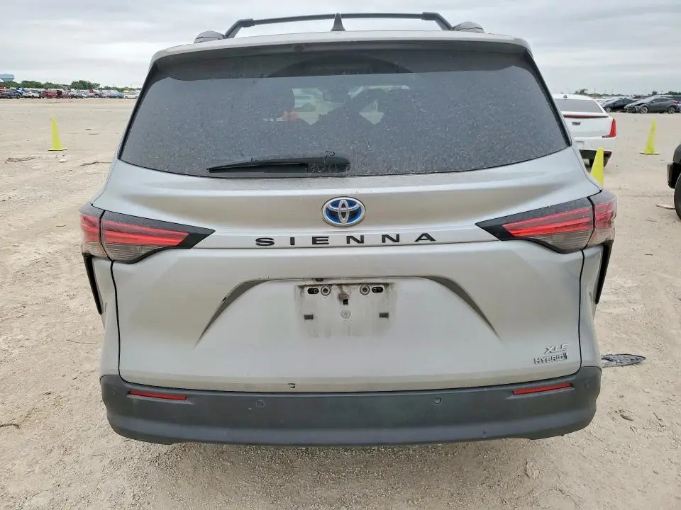 2021 TOYOTA SIENNA XLE  