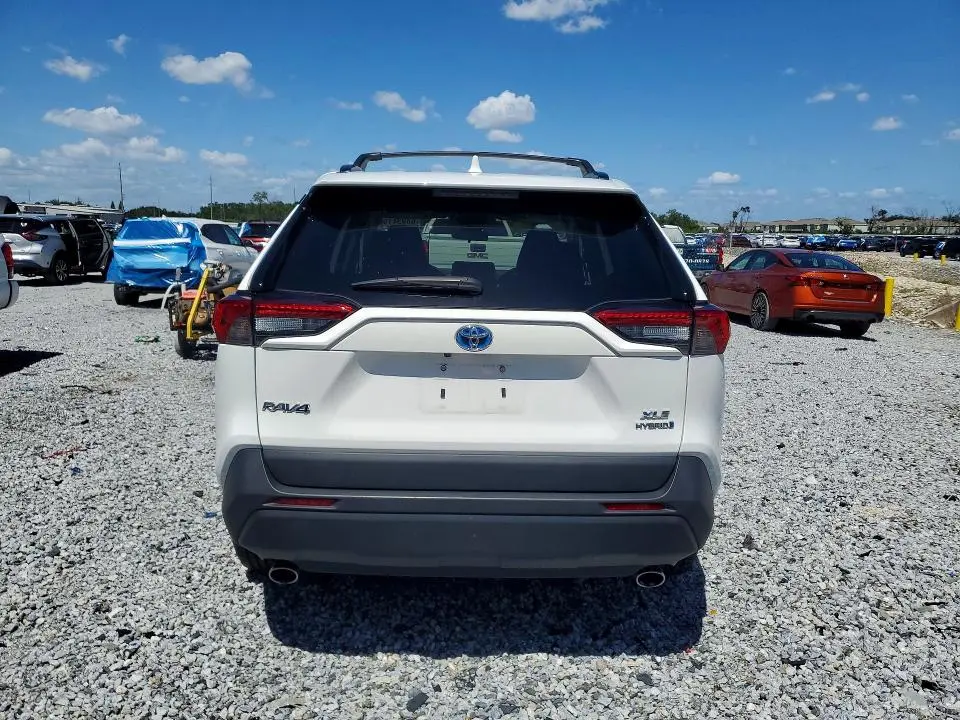 2022 TOYOTA RAV4 XLE  