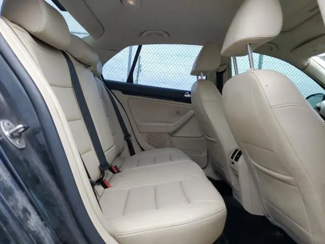 2010 VOLKSWAGEN JETTA SE  