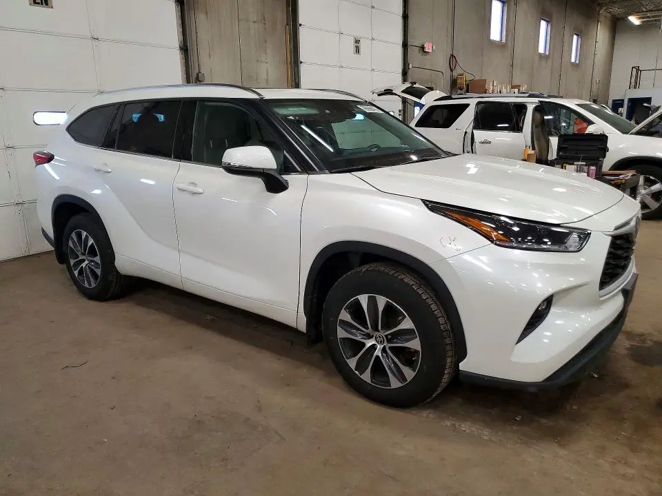 2021 TOYOTA HIGHLANDER XLE  