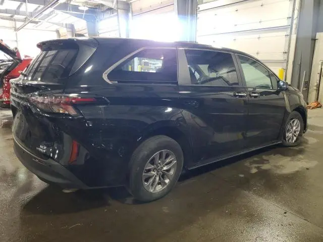 2023 TOYOTA SIENNA XLE  