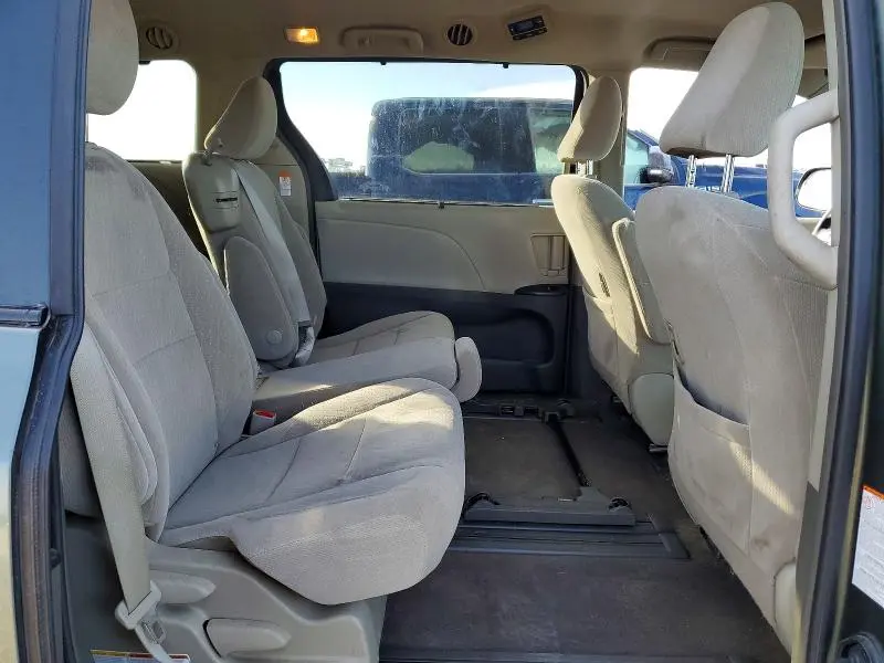 2018 TOYOTA SIENNA LE  