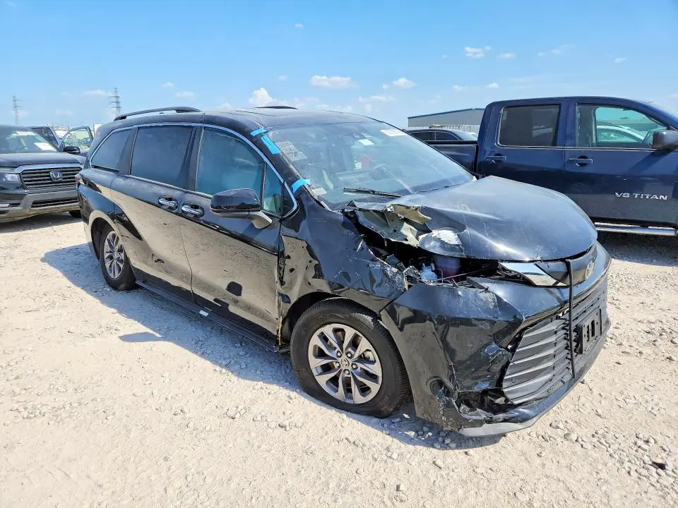2026 TOYOTA SIENNA XLE 8-PASSENGER  