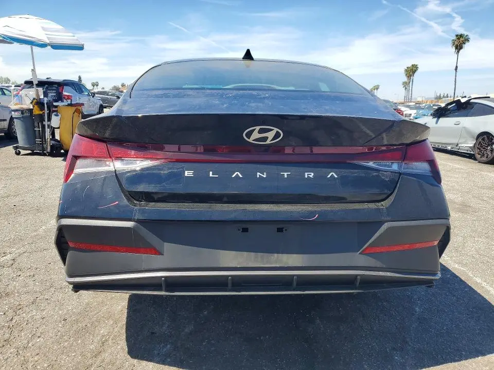 2024 HYUNDAI ELANTRA SE  