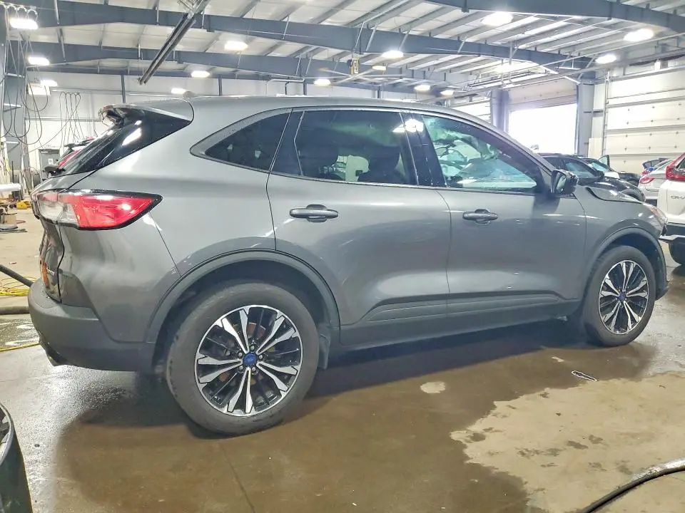 2021 FORD ESCAPE SE  