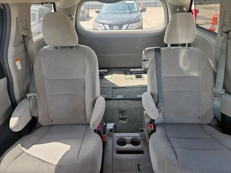 2016 TOYOTA SIENNA LE  