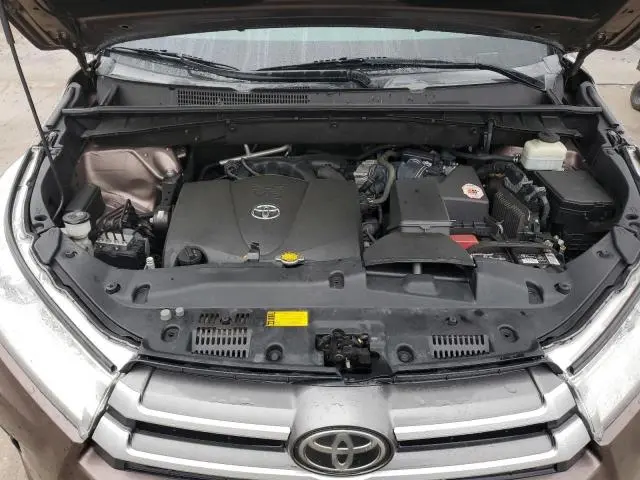 2017 TOYOTA HIGHLANDER SE  