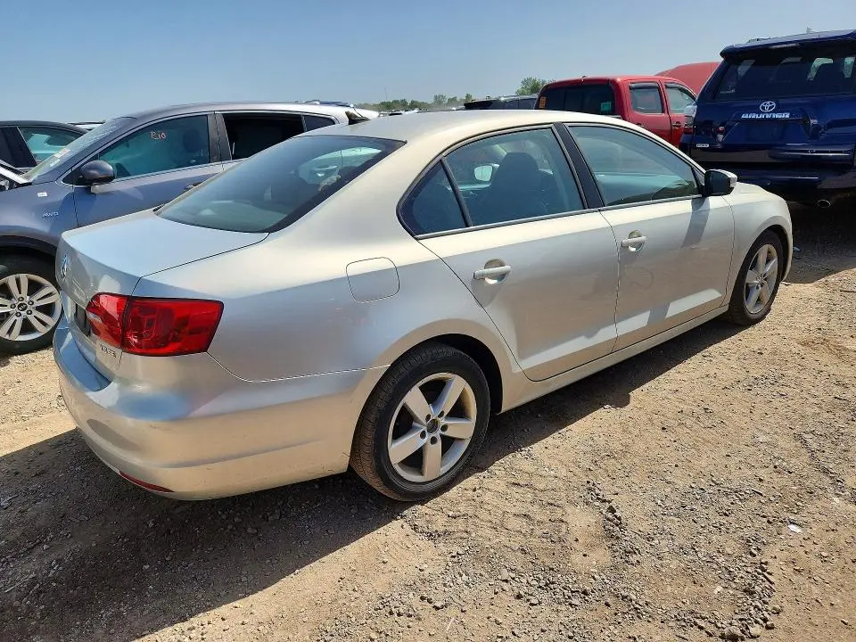 2011 VOLKSWAGEN JETTA SE  