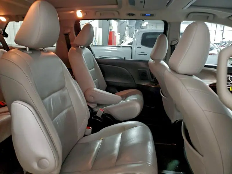 2016 TOYOTA SIENNA XLE  