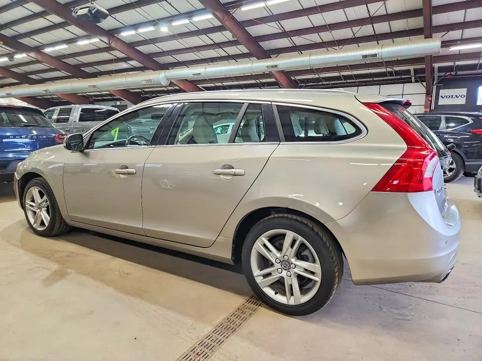 2015 VOLVO V60 PLATINUM  