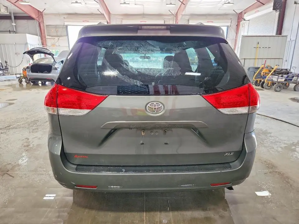 2014 TOYOTA SIENNA XLE 8-PASSENGER  
