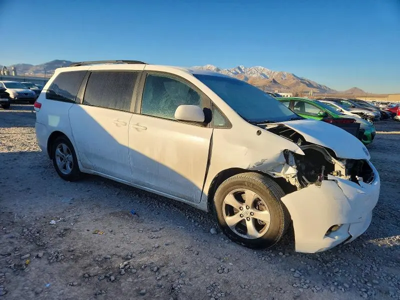 2013 TOYOTA SIENNA LE  