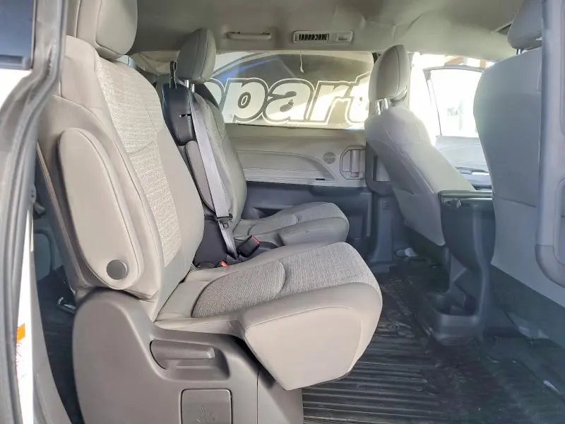 2021 TOYOTA SIENNA LE 8-PASSENGER  