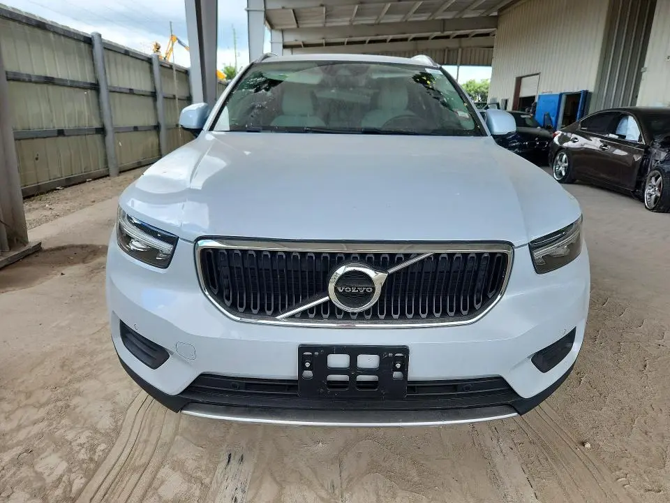 2020 VOLVO XC40 T4 MOMENTUM  