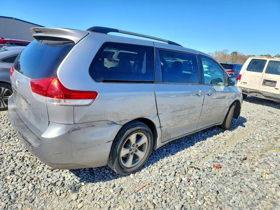 2014 TOYOTA SIENNA LE  