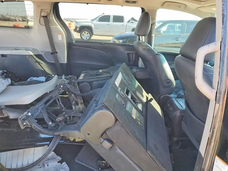 2017 TOYOTA SIENNA SE PREMIUM 8-PASSENGER  