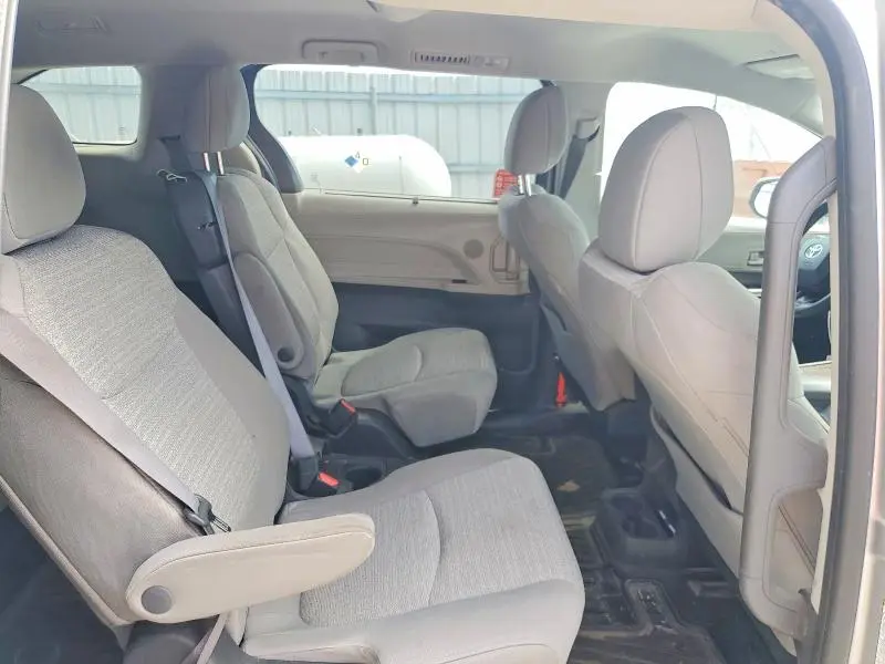2022 TOYOTA SIENNA LE  