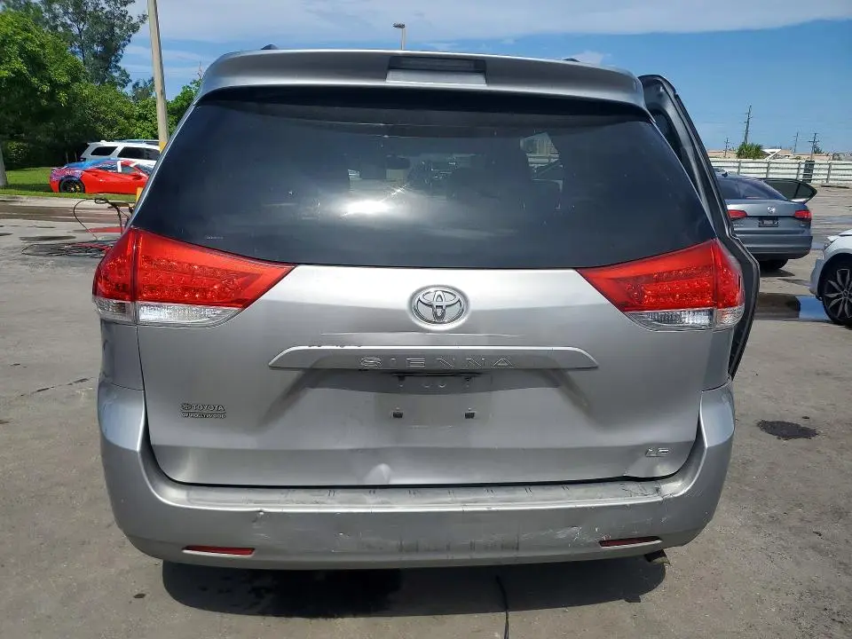 2014 TOYOTA SIENNA LE  