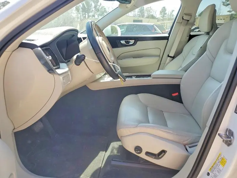 2018 VOLVO XC60 T5 MOMENTUM  