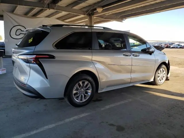 2024 TOYOTA SIENNA XLE  